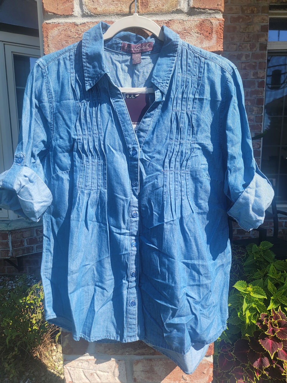 Women's Gloria Vanderbilt Light Blue Denim Pintuck Button-Down Shirt